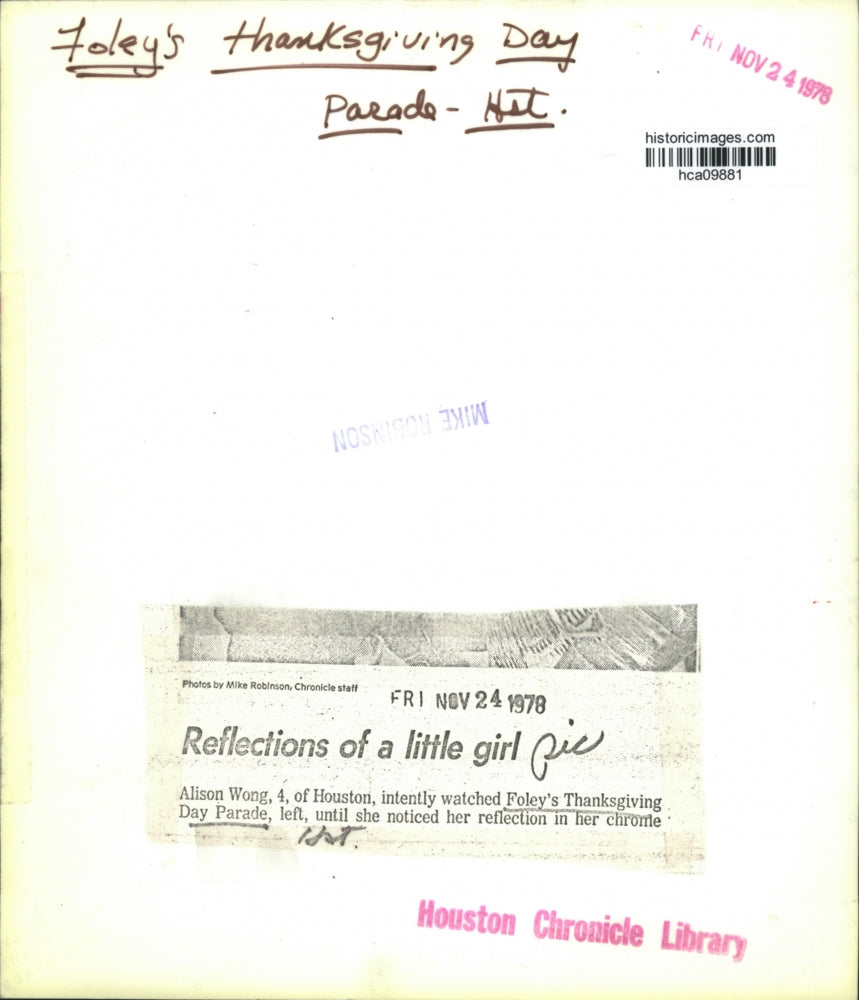 1978 Press Photo Alison Wong & reflection, Foley's Thanksgiving Parade, Houston