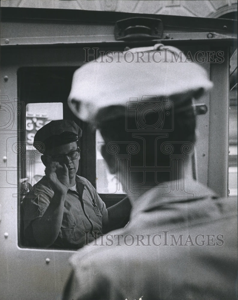1964 Press Photo Brinks Driver Taylor signals "O.K." to guard Rizzo, Houston