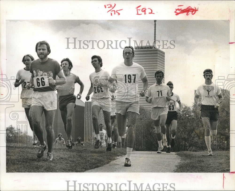 1975 Press Photo Group of Athletes at the Bayou City Fun Run - hca10074- Historic Images