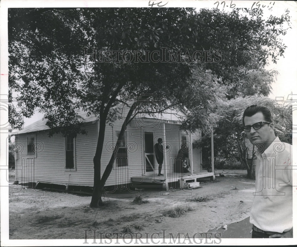 1969 Press Photo Ron Cobb of Bordersville & Family of Newly Painted White House