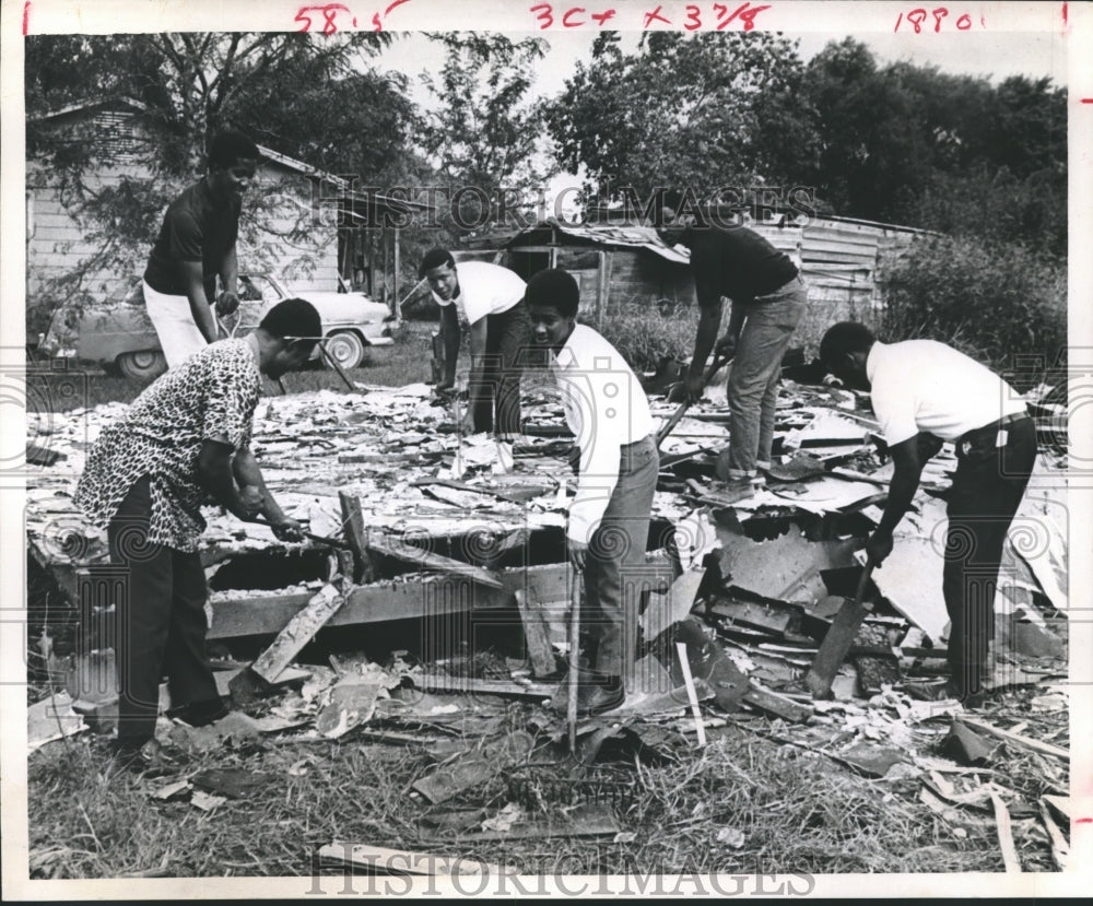 1968 Press Photo Blossom Heights cleanup crew tears down building - hca10260