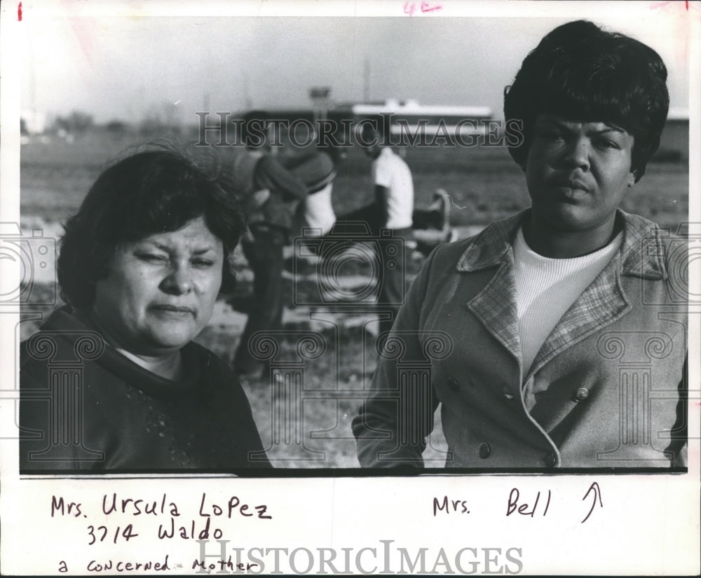 1970 Press Photo Mrs. Ursula Lopez & Mrs. Ethel Bell, Blossom Heights Residents