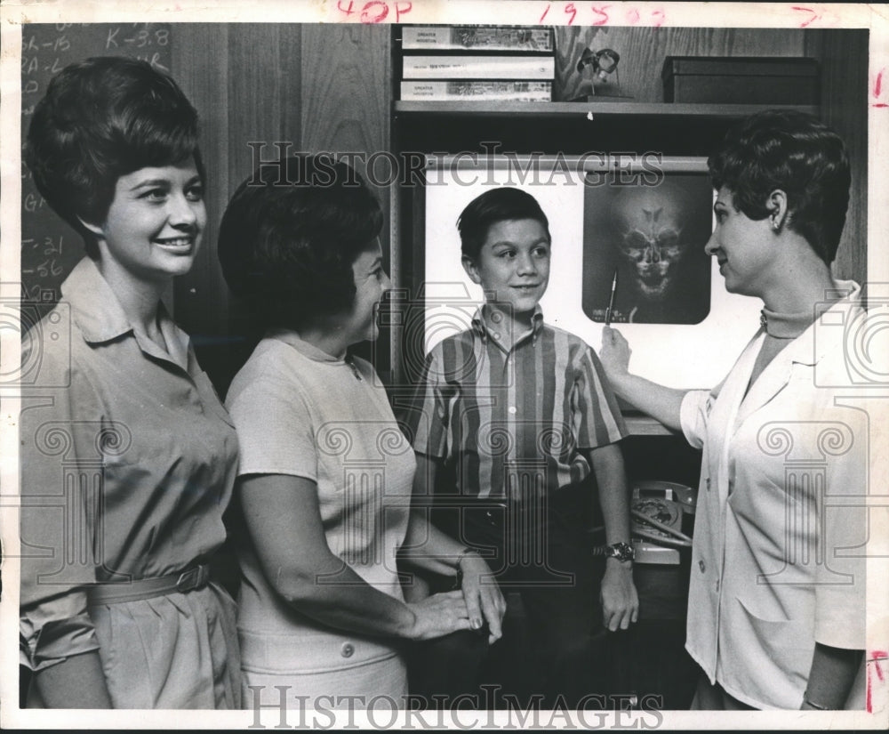 1969 Press Photo Darrel Valdez with staff of Blue Bird Circle Children&#39;s Clinic- Historic Images