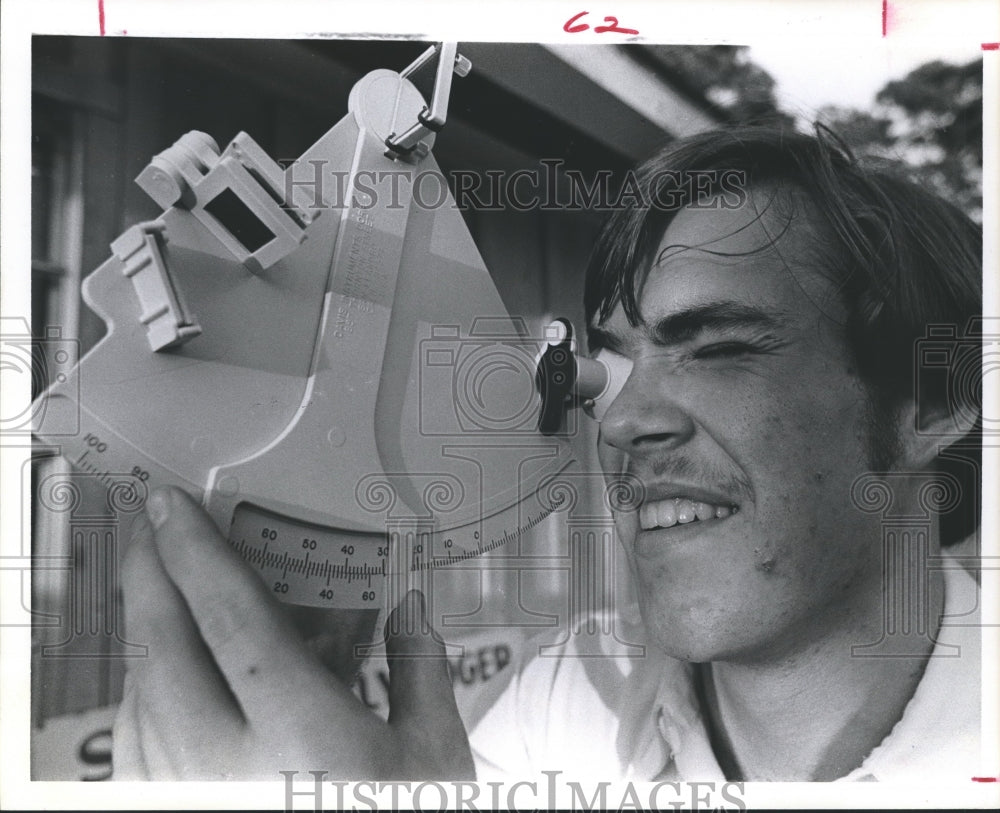 1975 Press Photo Houston Boy Scout Steve Stone checks sextant for weekend outing