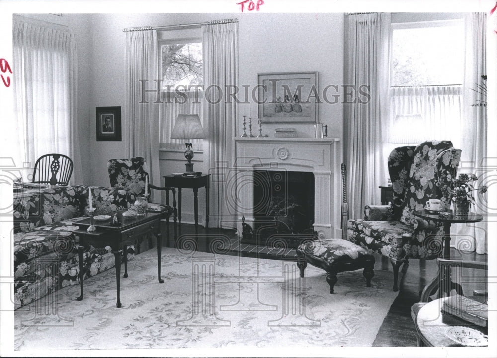 1977 Press Photo Sitting room full of antiques at Brazos Belle Inn - hca10472