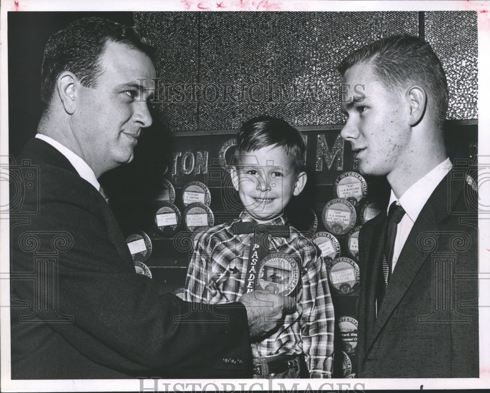 1960 Press Photo Official and boys of Boys Harbor, Houston - hca10524