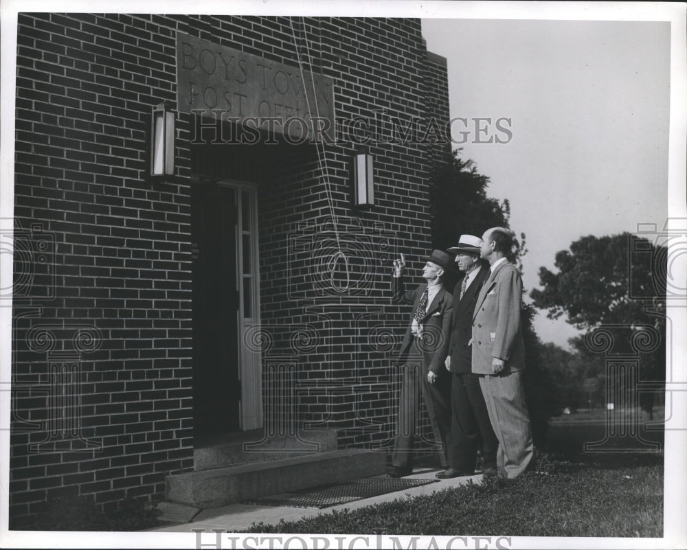 1946 Press Photo Optimist Club Boys Home officials at Home for Boys - hca10526