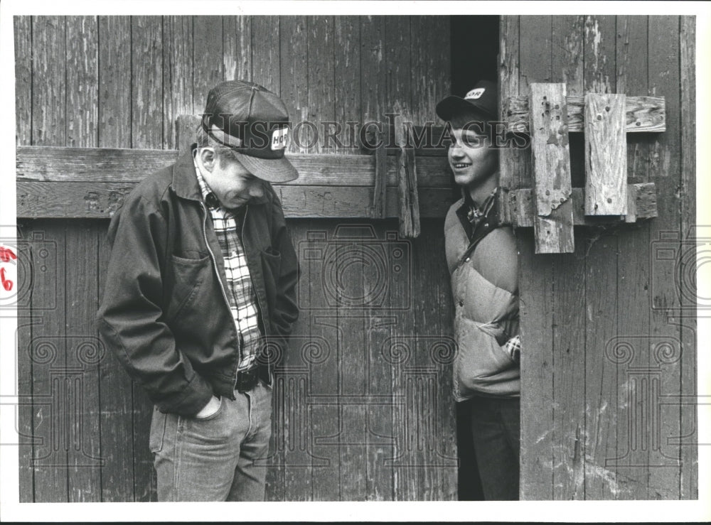 1980 Press Photo Brian Eide &amp; Jerry Leaving Outside The Boys Harbor LaPorte Barn- Historic Images