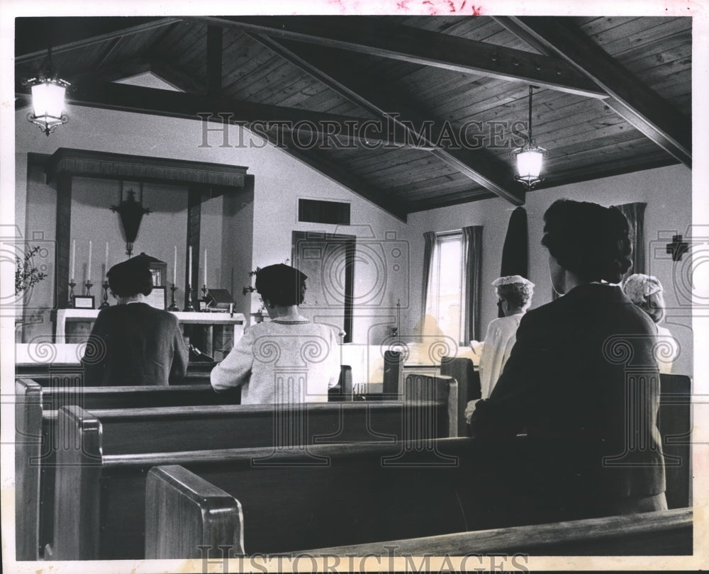 1963 Press Photo Cenacle Retreat guests spend time in meditation - hca10728