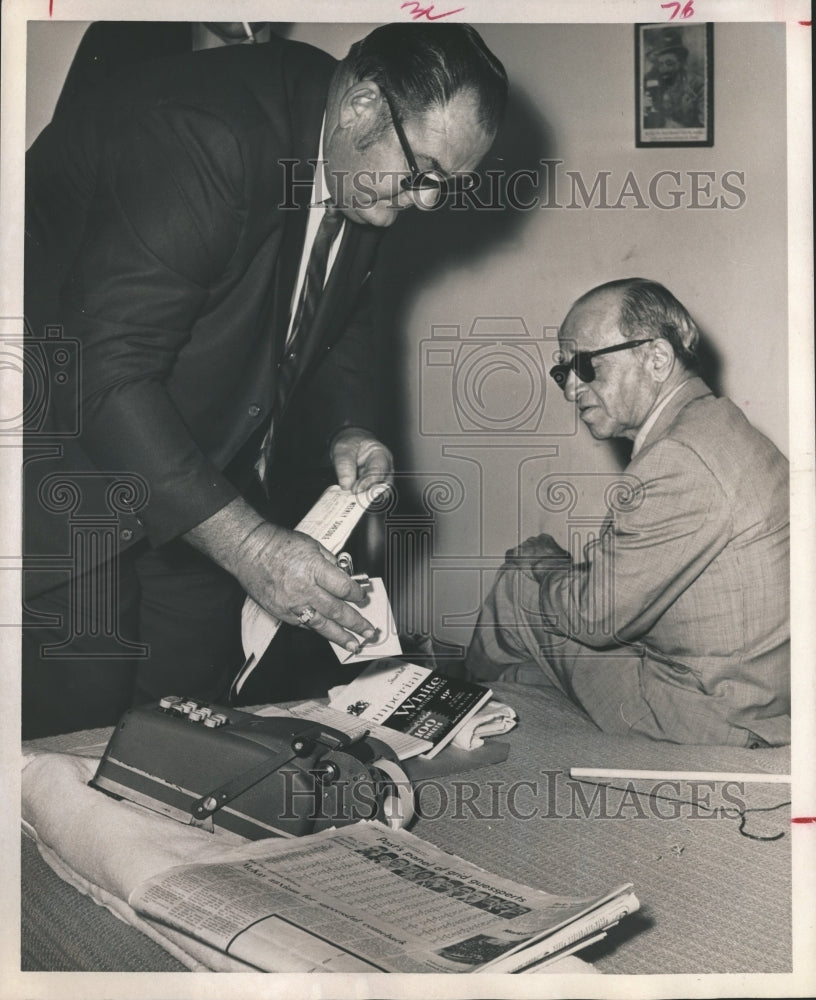 1972 Press Photo Officer J E Harrell Arrests Ralph Gordon, Bookmaking in Houston