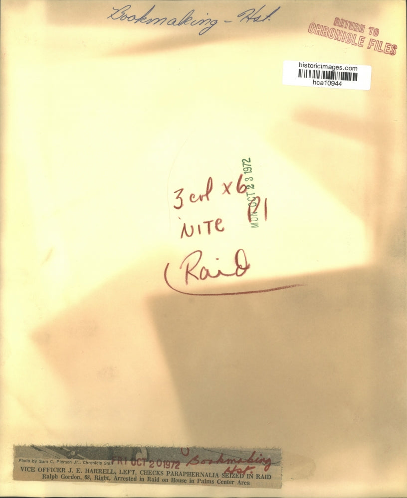 1972 Press Photo Officer J E Harrell Arrests Ralph Gordon, Bookmaking in Houston