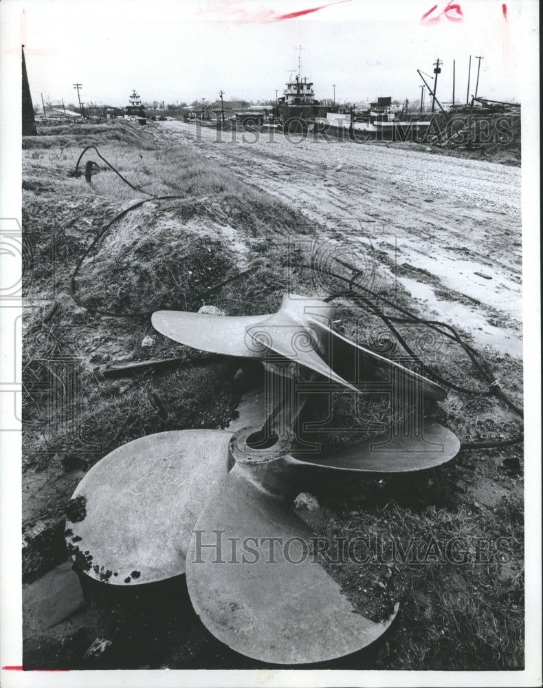 1968 Press Photo Brady Island Propeller Found & Now A Few Ship Repair Companies
