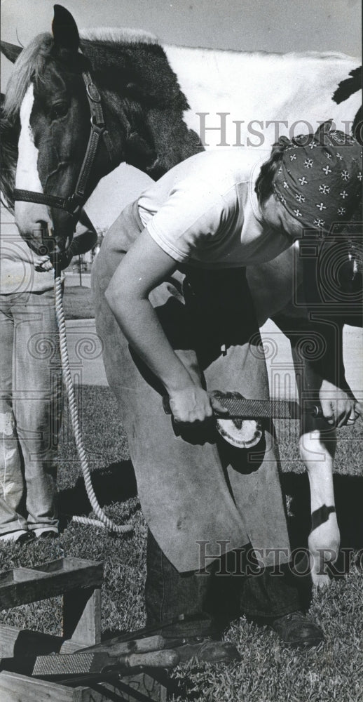 1974 Press Photo Mary The Blacksmith Uses A Rasp To Level The Horseshoe.