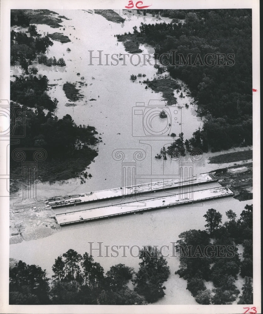 1957 Press Photo Flood Waters Up to The Bridges of Cedar Bayou Halt Construction