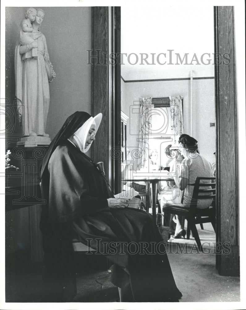 1956 Press Photo Cenacle Retreat House, Mother Irving Reads to Women at Lunch- Historic Images