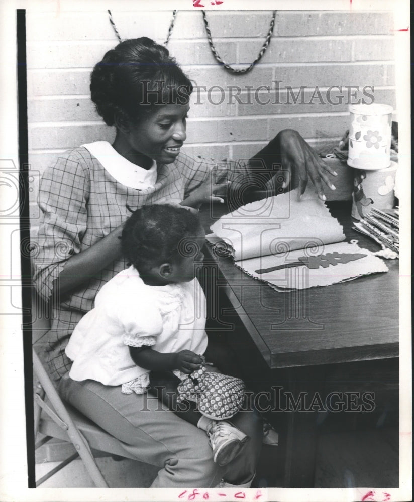 1971 Press Photo Girls Look At Homemade Picture Book, Blue Ridge Center Houston