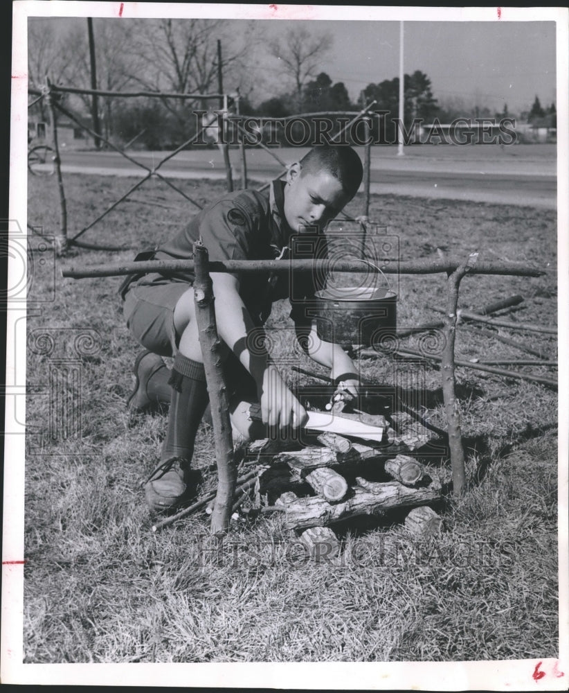 1962 Press Photo Hank King, Boy Scout Troop Builds Fire Christian Church Grounds- Historic Images