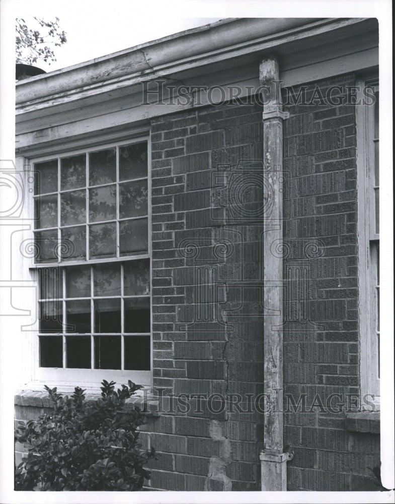 1965 Press Photo Crack on Wall of Channelview DeZavalla Elementary School, Texas