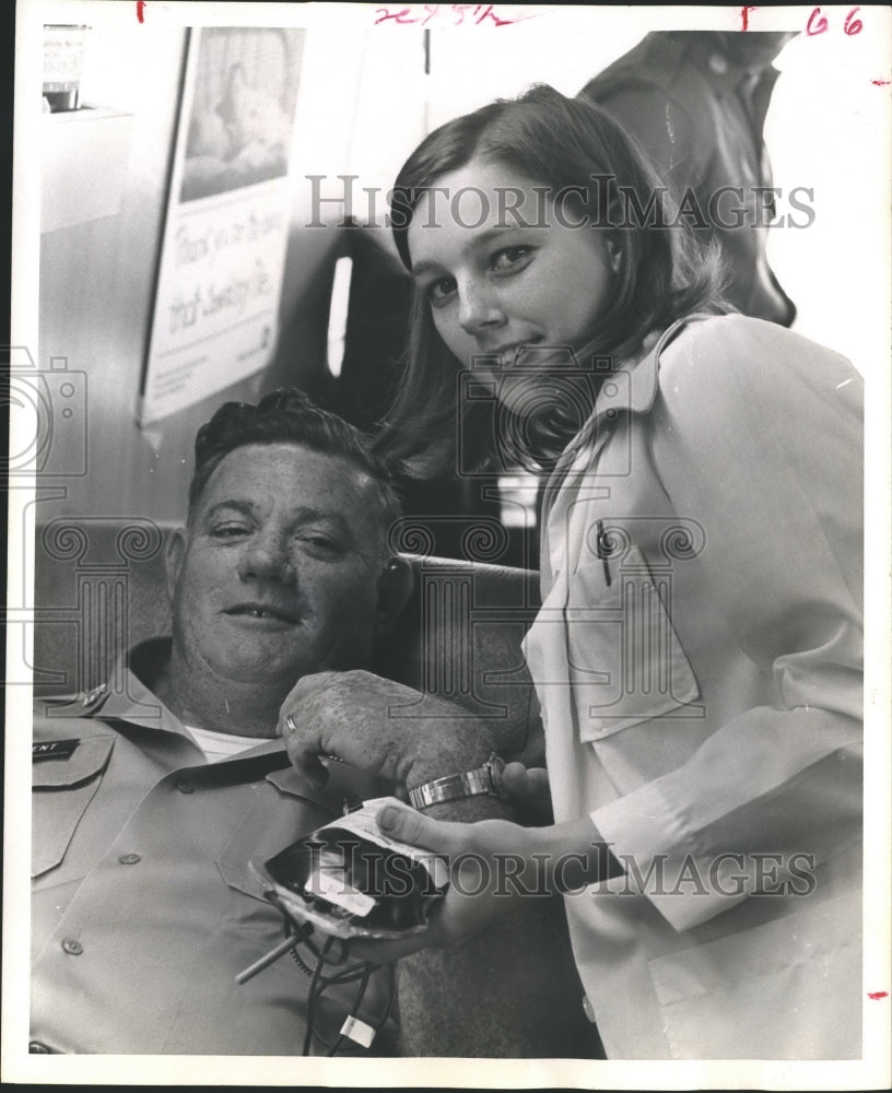 1971 Press Photo Loy Nell Newman takes blood pressure of Hugh Vincent, Houston- Historic Images