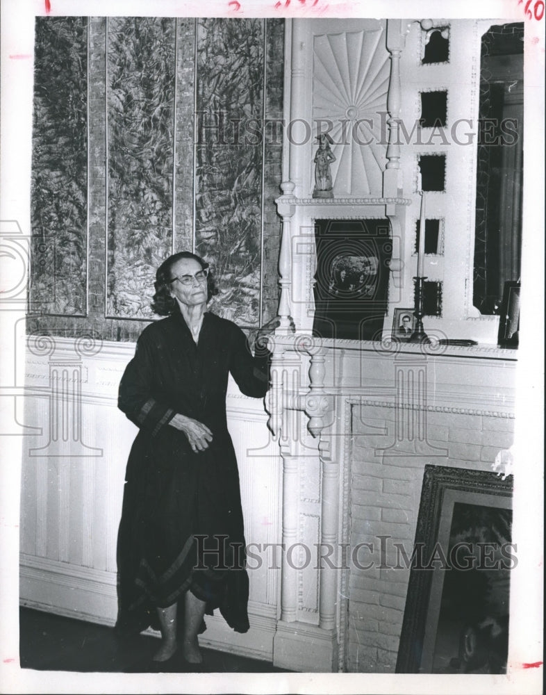 1966 Press Photo Mrs. Bridges in 100 Year Old Dress in Famous Center, Texas Home