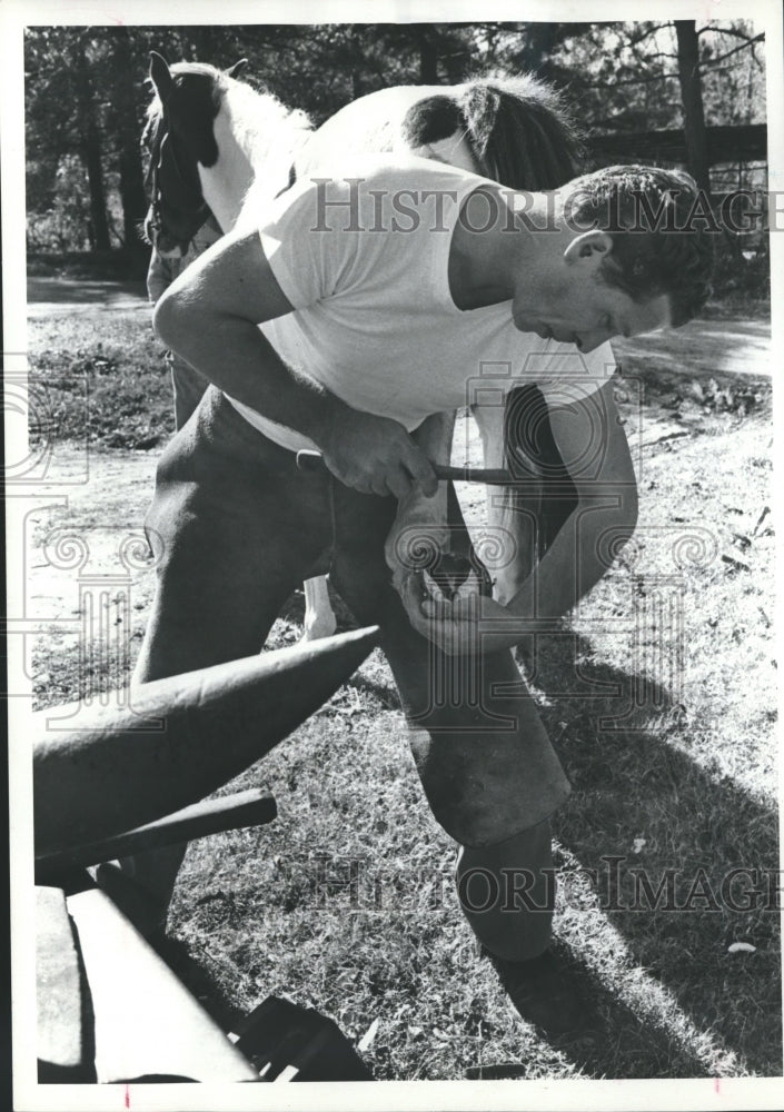 1978 Press Photo Blacksmith Shoeing Horses Hoof  - hca11487- Historic Images