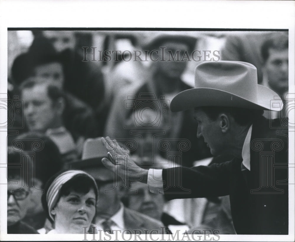 1970 Press Photo Speaking to a crowd at Cauble Ranch - hca11568