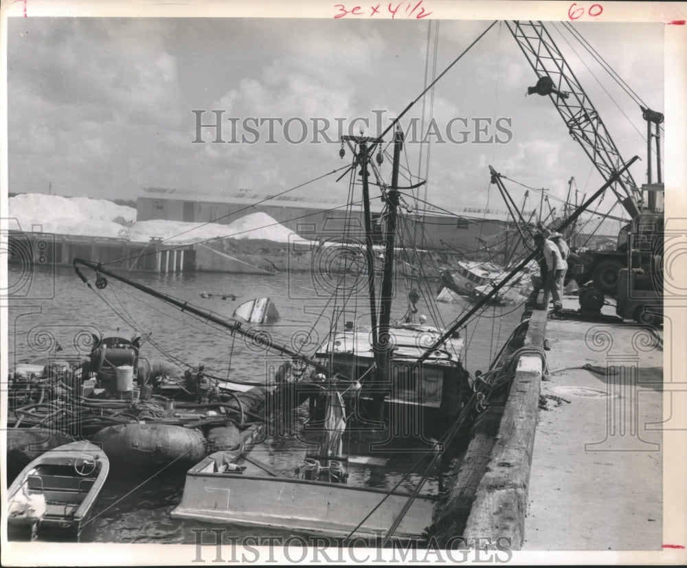 1967 Press Photo Pumps on Pontoons Raise Sunken Shrimper, Brownsville TX Channel