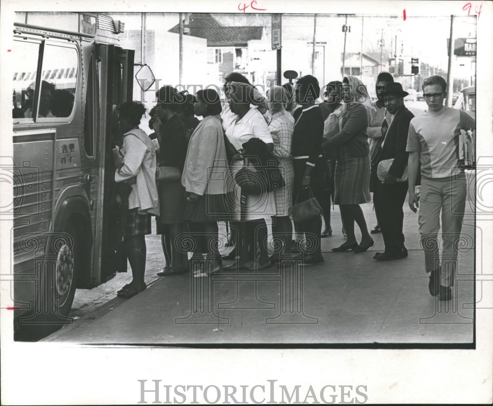 1968 Press Photo Line of Passengers Load into Bus, Houston - hca11795- Historic Images