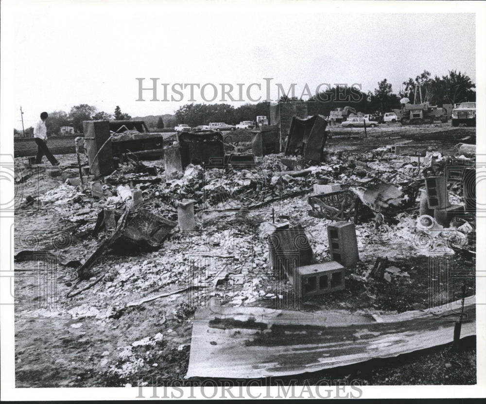 1978 Press Photo Ivy Beasley Relative Looks Through Rubble, Brookside Village TX