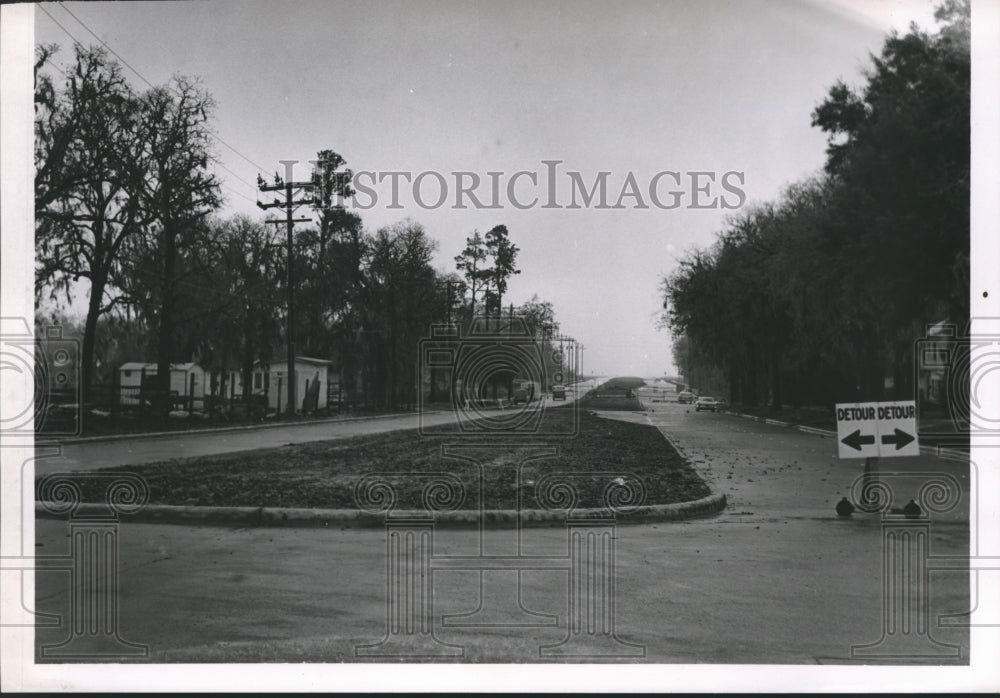 1961 Press Photo Center of Broadway Street at Bayou - hca12181