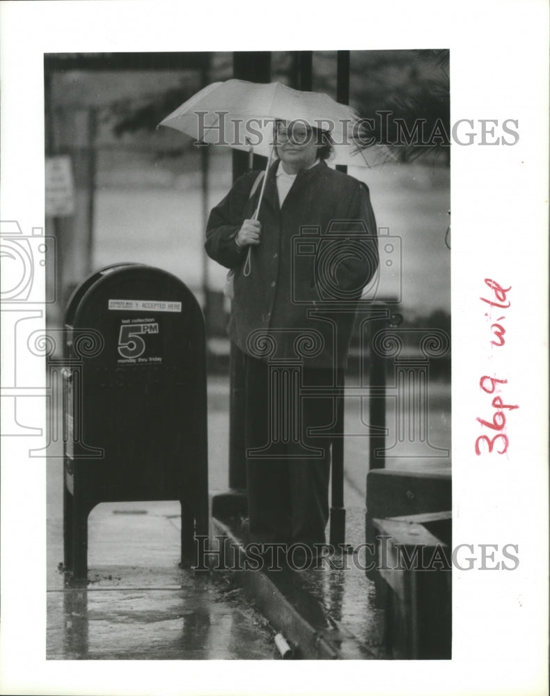 1990 Press Photo Donna Sanner Waits in Rain For Bus in Houston. - hca12400- Historic Images