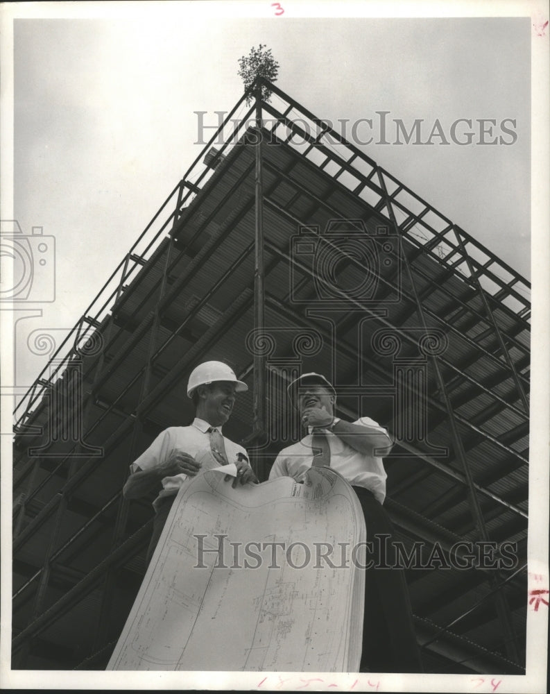 1971 Press Photo Tex Thornton & Bobby Fletcher At Brookhollow Center Ceremony.