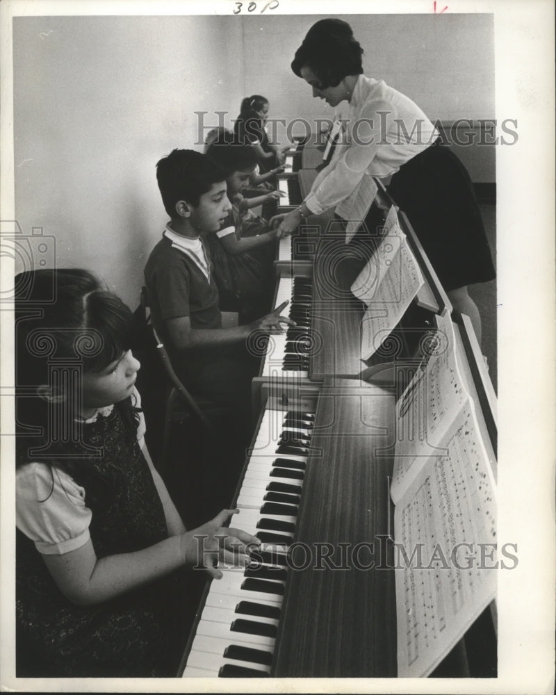 1968 Press Photo Teacher Sarah Smith & Students At Brooks Mays Music Co, Houston- Historic Images