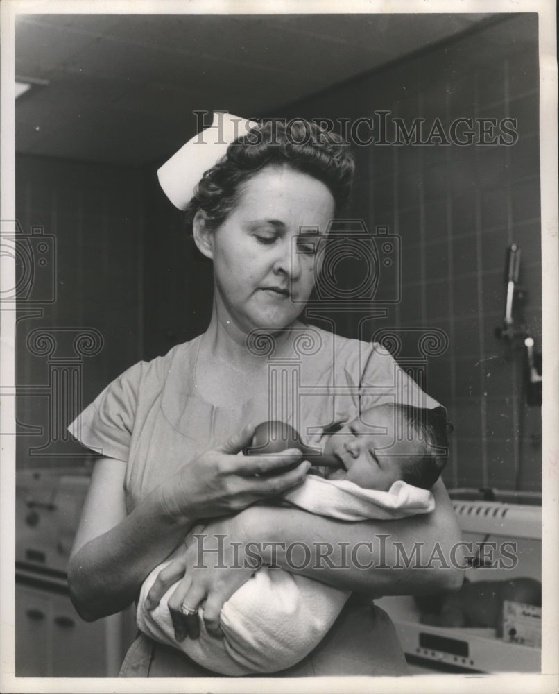 1961 Press Photo Nurse Warren holds baby Melanid Prince at St. Luke&#39;s, Houston- Historic Images