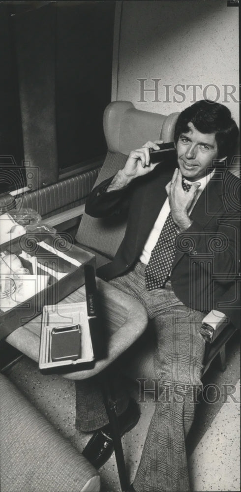 1974 Press Photo John Evans Company Salesman Shaves on Houston, TX Bus Service.