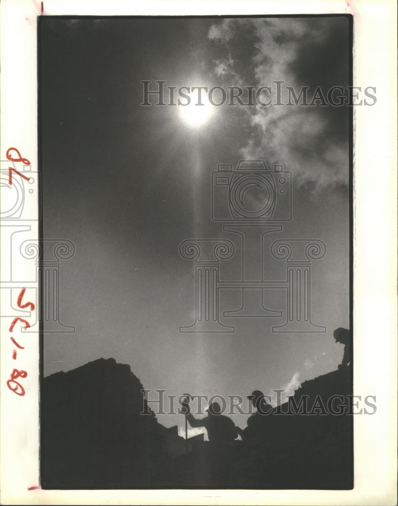 1980 Press Photo Workers of Houston Building Demolition Work in The Hot Sun.