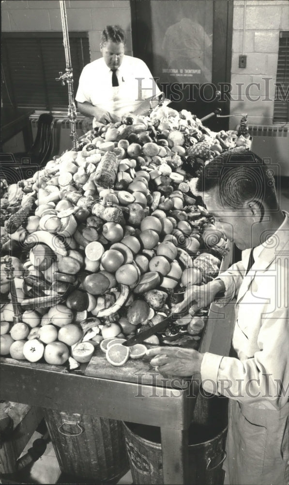 1973 Press Photo Inspectors Cut Open Confiscated Citrus Fruit. - hca12670