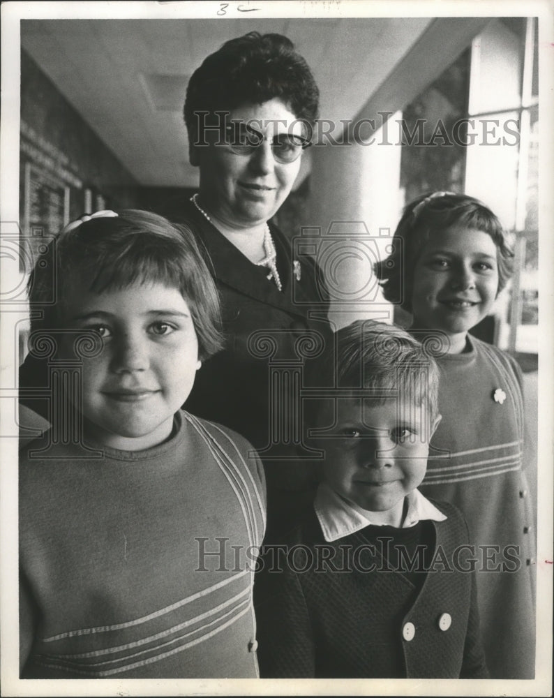 1970 Press Photo Mrs. Anastacia Lum and Children Maria, Chris and Helen, Houston
