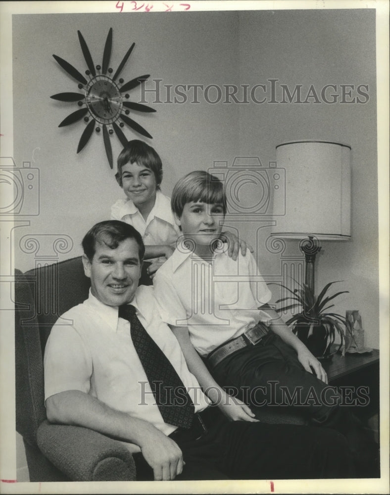 1975 Press Photo Zbigniew Jakubowski with sons Thomas, Simon - U.S. citizenship