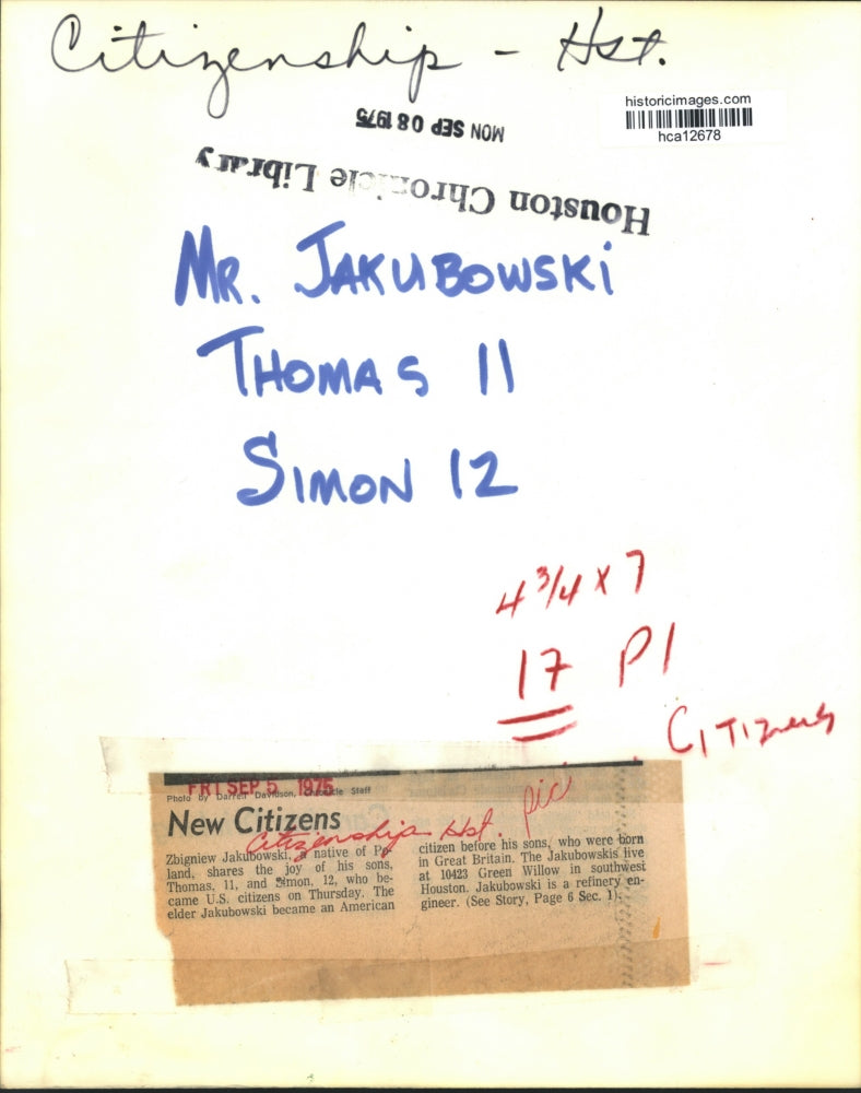 1975 Press Photo Zbigniew Jakubowski with sons Thomas, Simon - U.S. citizenship