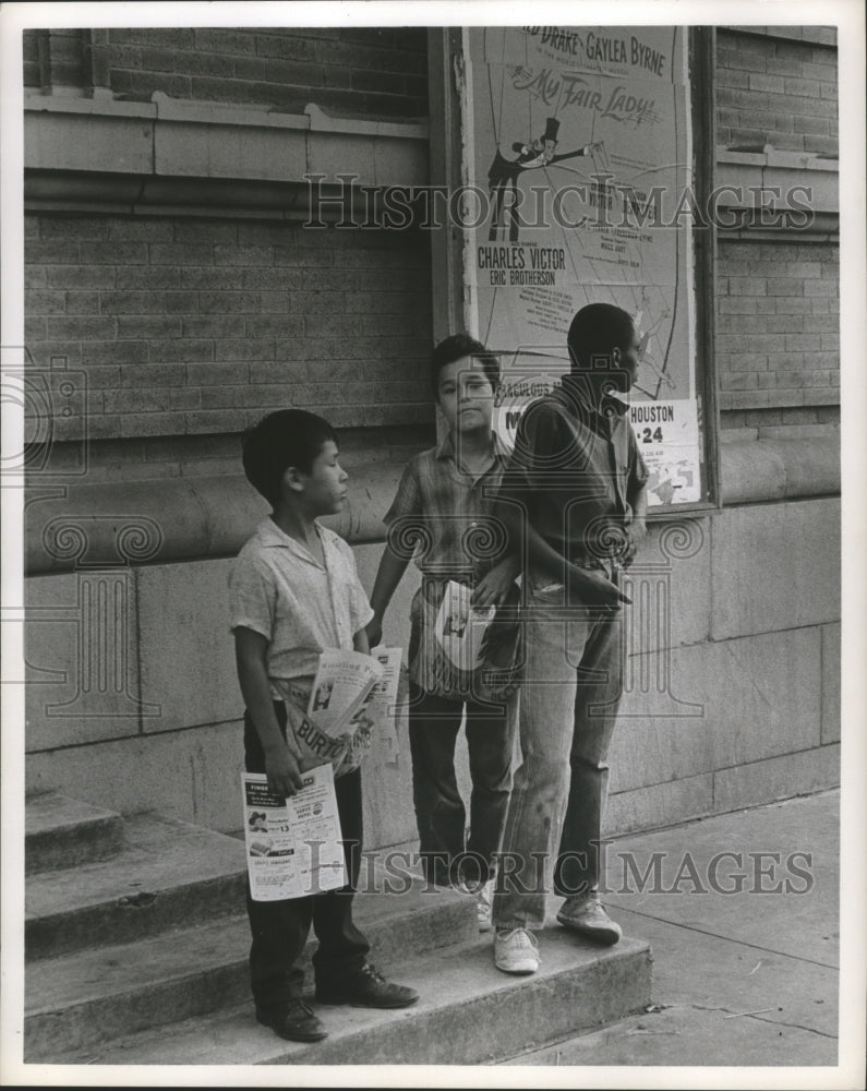 1963 Press Photo Boys Hand Out Program Sheets Outside Houston Auditorium.- Historic Images