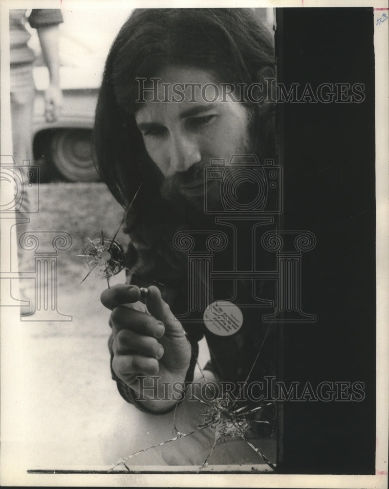 1971 Press Photo Ron Jarvis checks newsstand on Brazos St. Houston - hca12761