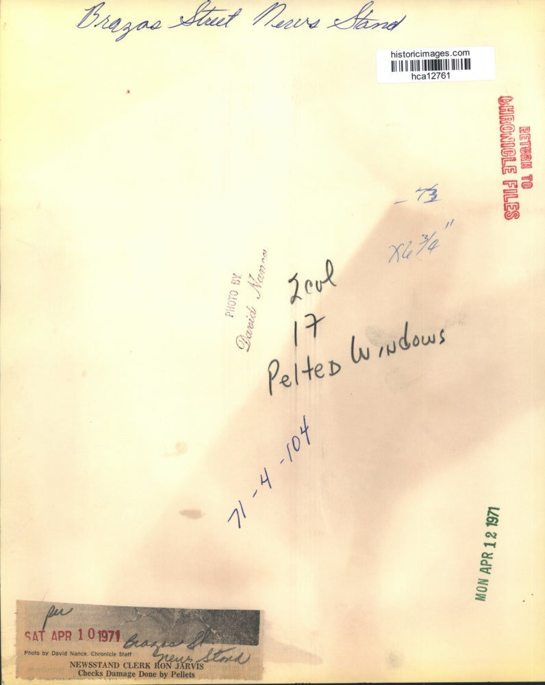 1971 Press Photo Ron Jarvis checks newsstand on Brazos St. Houston - hca12761