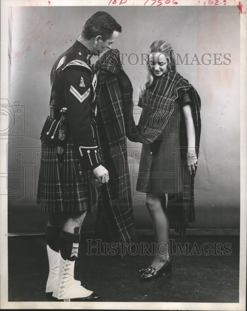 1969 Press Photo Cpl. Dickson displays long woolen Royal Stuart plaid material- Historic Images