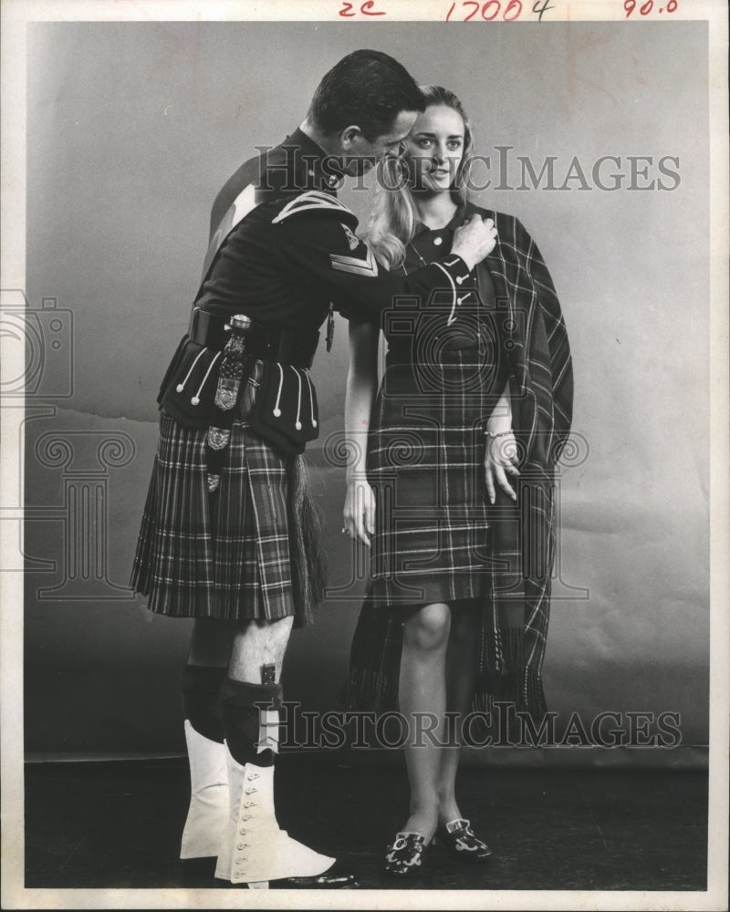 1969 Press Photo Man and Lady model Plaid clothing - hca12800