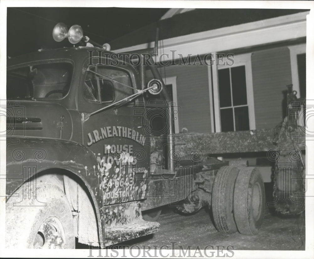1955 Press Photo Houston home moved during city land probe - hca12873