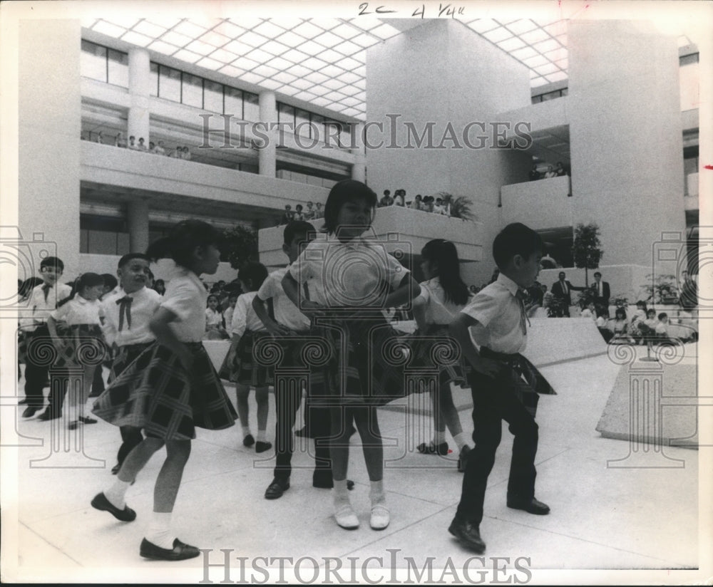 1970 Press Photo Youth dancers celebrate Cinco de Mayo, Houston - hca12882