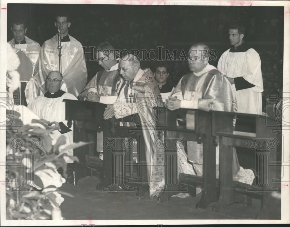 1957 Press Photo Kneeling at alter for Christ the King celebration, Houston- Historic Images