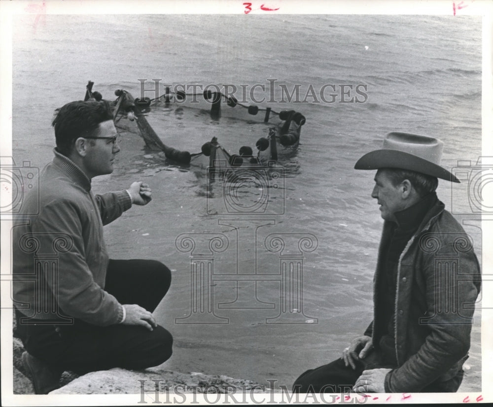 1971 Press Photo Dr. George Greene and Wesley Nelson at Texas Catfish Farm
