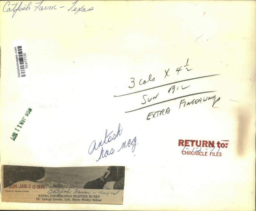 1971 Press Photo Dr. George Greene and Wesley Nelson at Texas Catfish Farm